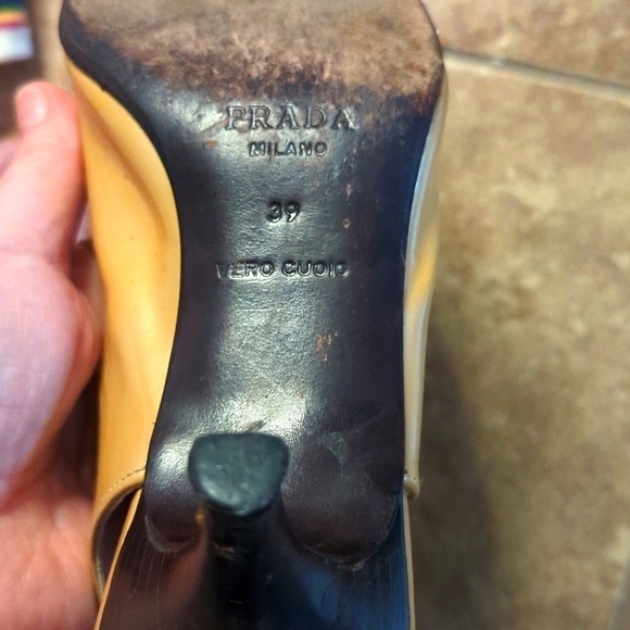 Prada sling back patent leather Kitten heels. - Picture 6 of 7